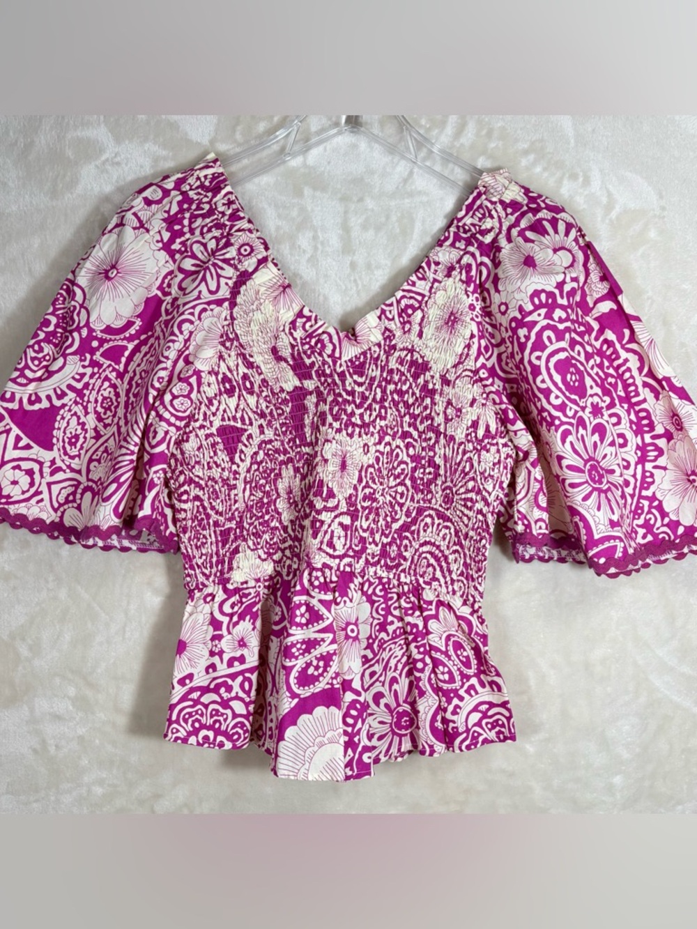 Umgee Women’s Pink & White Smocked V-Neck Floral Peplum Top Size M
